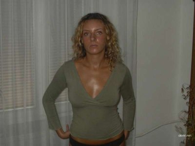 Шикарная барышня демонстрирует свои прелести в уютной обстановке