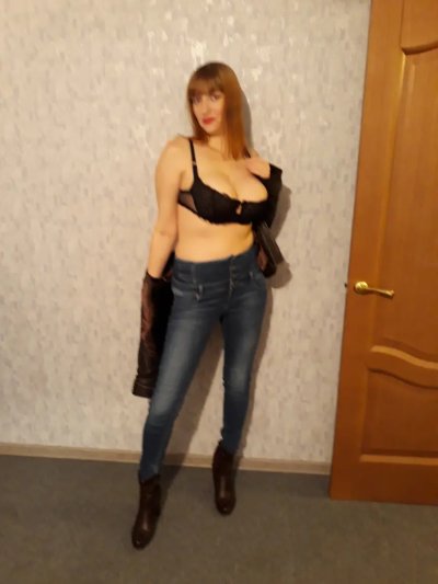 Развратная мамочка раздевается до джинсов