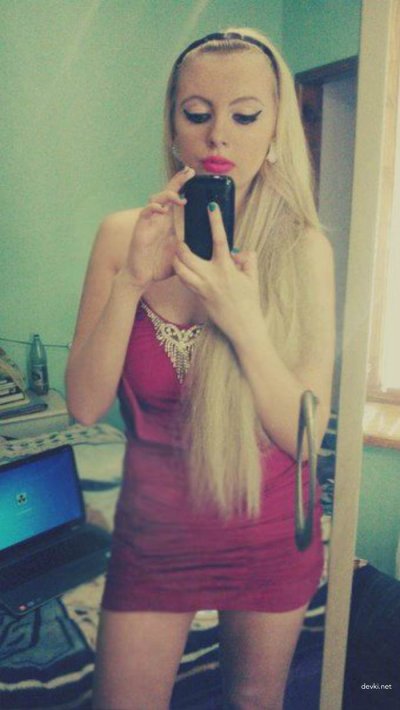 Симпатичная девушка с Западной Украины фотографирует себя.