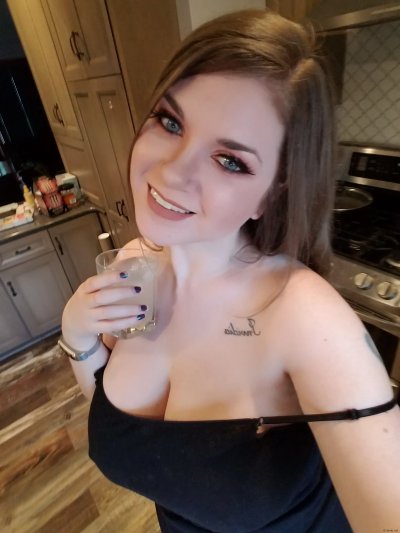 У нее обалденные естественные груди, готовые к нежным ласкам и игривым укусам!