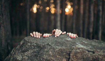 Две прекрасные дамы на утесе: горячая фотосессия