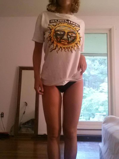 Молоденькая красотка раздевается, демонстрируя соблазнительные изгибы