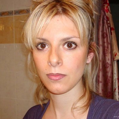 Горячая красотка раздевается и показывает свое обнаженное тело.