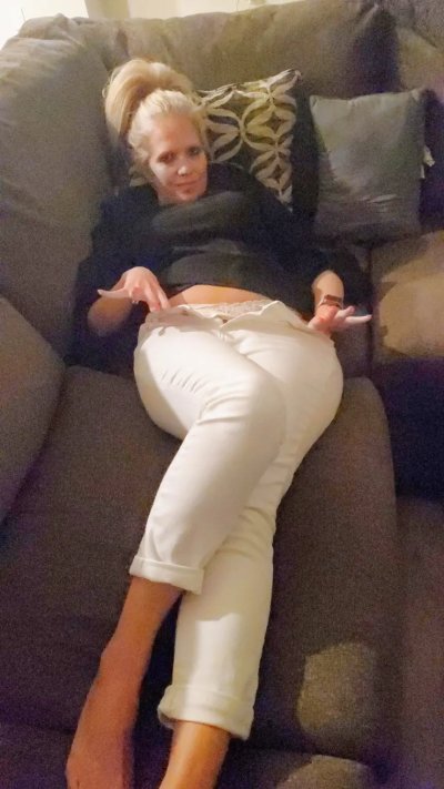 Снял на камеру свою возбужденную зрелую половинку