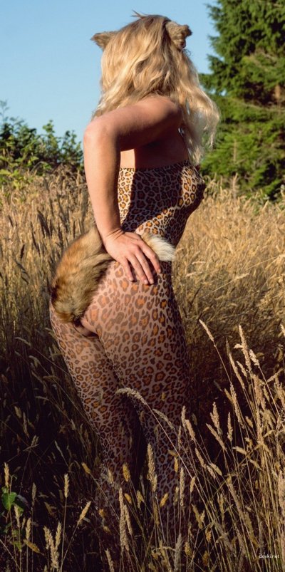 С задорным хвостиком в упругой попке