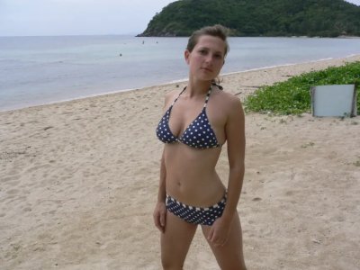 Сексуальная красотка демонстрирует голое тело