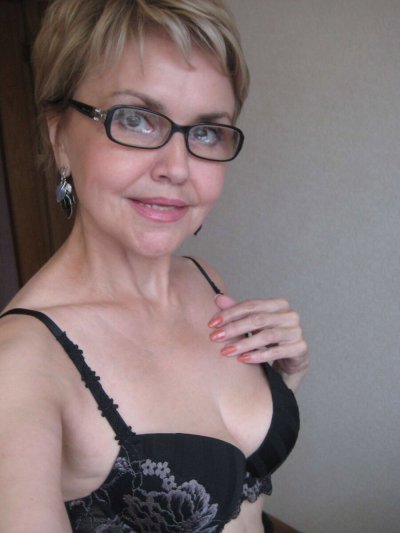 Зрелая леди с удовольствием удовлетворяет мужчину орально