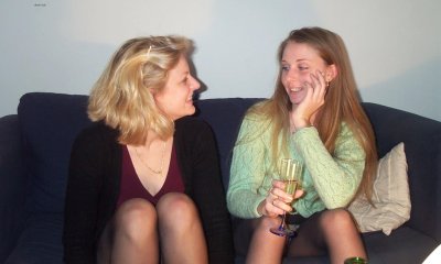 Веселые подружки в нетрезвом состоянии занимаются интимными утехами