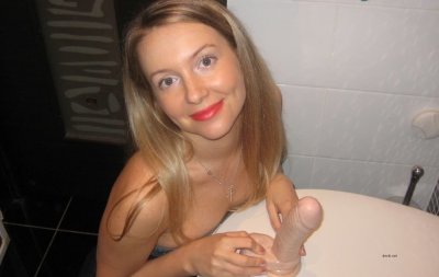 Сексапильная крошка удовлетворяет себя в одиночестве