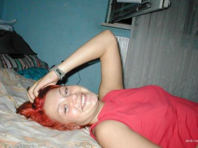 Рыжеволосая красавица с радостью делает минет парню