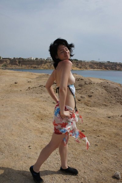 Альфия раздевается и проводит время без одежды