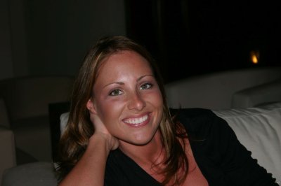 Очаровательная девушка занимается любовью с молодым человеком