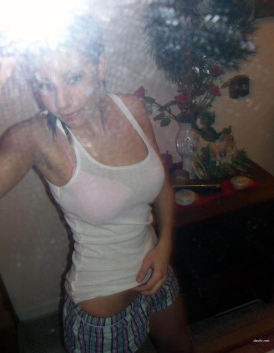 Красивая девушка с отличной фигурой фотографирует себя в откровенных позах