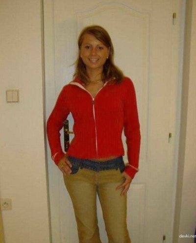 Девушка наслаждается интимной близостью с партнером в страстной атмосфере