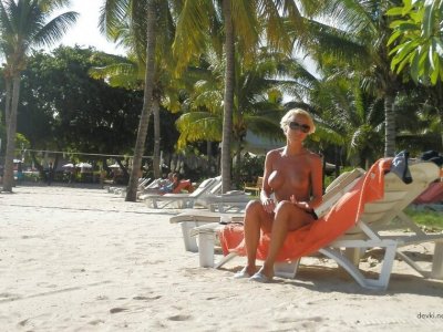 Опытная дама делает эротические снимки для своего супруга