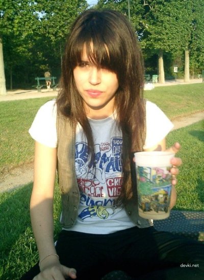 Молодая девушка на фото сосет член