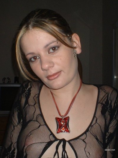 Трахает свою подругу в попку в презервативе