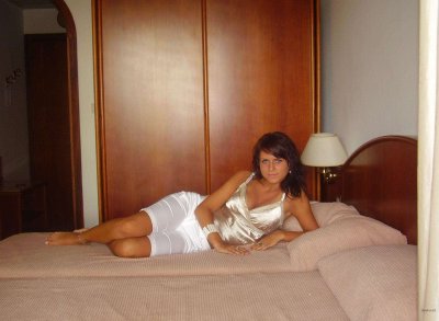 Без цензуры: красотка раздевается до гола на свежем воздухе