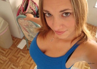 Девушка в обворожительном нижнем белье привлекательно позирует перед камерой