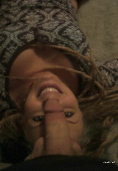 Пылкая страсть: она обожает сосать на любительских фотографиях!