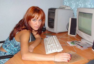 Рыжеволосая красавица позирует в обнаженном виде для вас