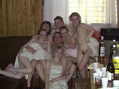 Парни с девушками расслабляются в бане на веселых встречах