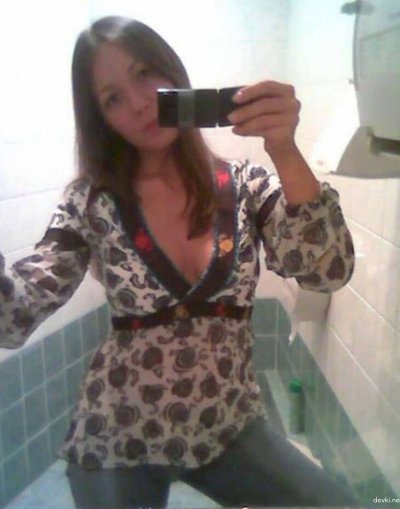 Красивая темноволосая девушка делает откровенные снимки