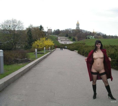 Дама без трусиков прогуливается по городу - откровенно и провокационно!