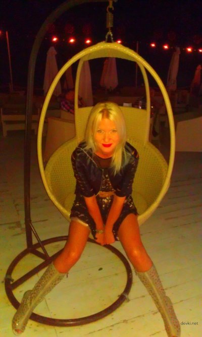 Обнаженная дама показывает свои прелести