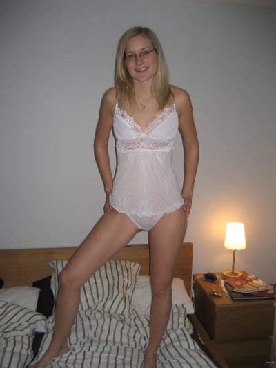 Привлекательная милашка эффектно позирует в белоснежном нижнем белье