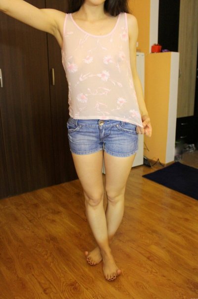 Привлекательная красотка в трусиках