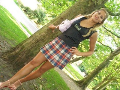 Женщина дома делает минет