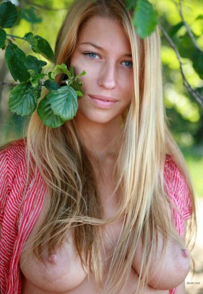 Очаровательная красавица наслаждается природой в полном расцвете!