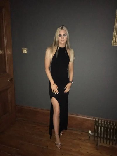 Молоденькая длинноногая красоточка раздевается и показывает свое прекрасное тело