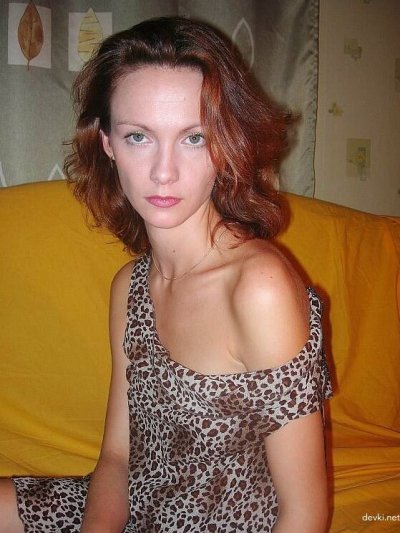 Крутая съемка красивой рыжей дома