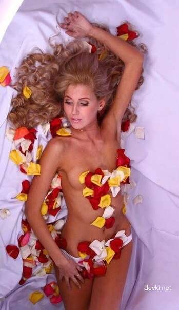 Разыграли цыпочку на откровенные снимки