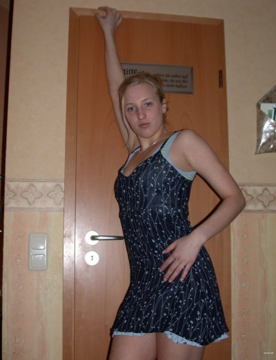 Молоденькая красотка демонстрирует свое обнаженное тело