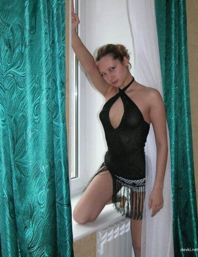 Загородился в домашней обстановке и показывает свои прелести