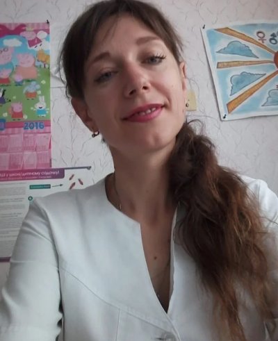 Фото у зеркала: обнаженная красотка показывает свое тело.