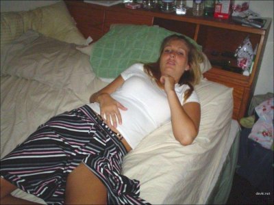 Развратная белокурая раздевается перед объективом в камеру