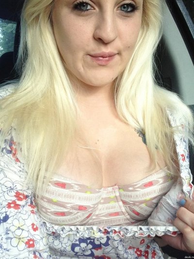 Сексуальная блондинка делает откровенные снимки сама себя