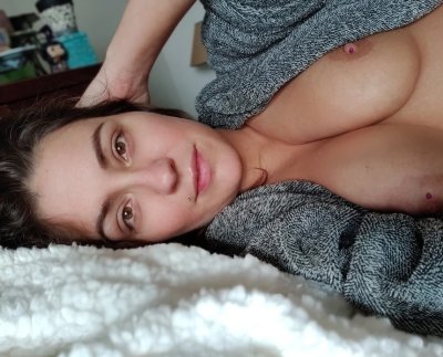 Сексапильная баба показывает свои великолепные груди у себя дома