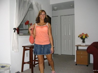 Голая женушка показывает свои прелести на камеру