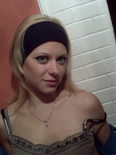 Привлекательная крошка облизывает мужской орган