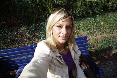 Развратная шатенка без трусов и лифчика в зеленой зоне