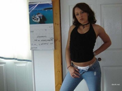 Темноволосая красотка раздевается в уютной обстановке