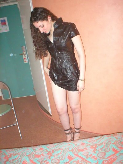 Дрочит пальчиками свою сладкую подружку