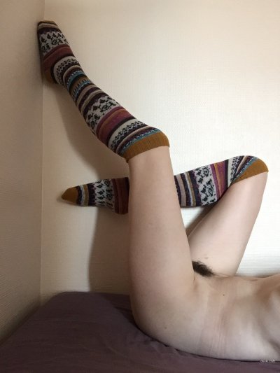 Юная красотка с пушистой интимной зоной