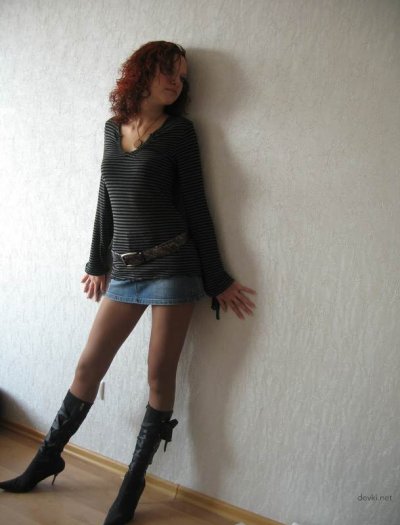 Соблазнительная красотка наслаждается солнцем без одежды