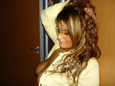 Девушка с пирсингом во рту сосет член парню